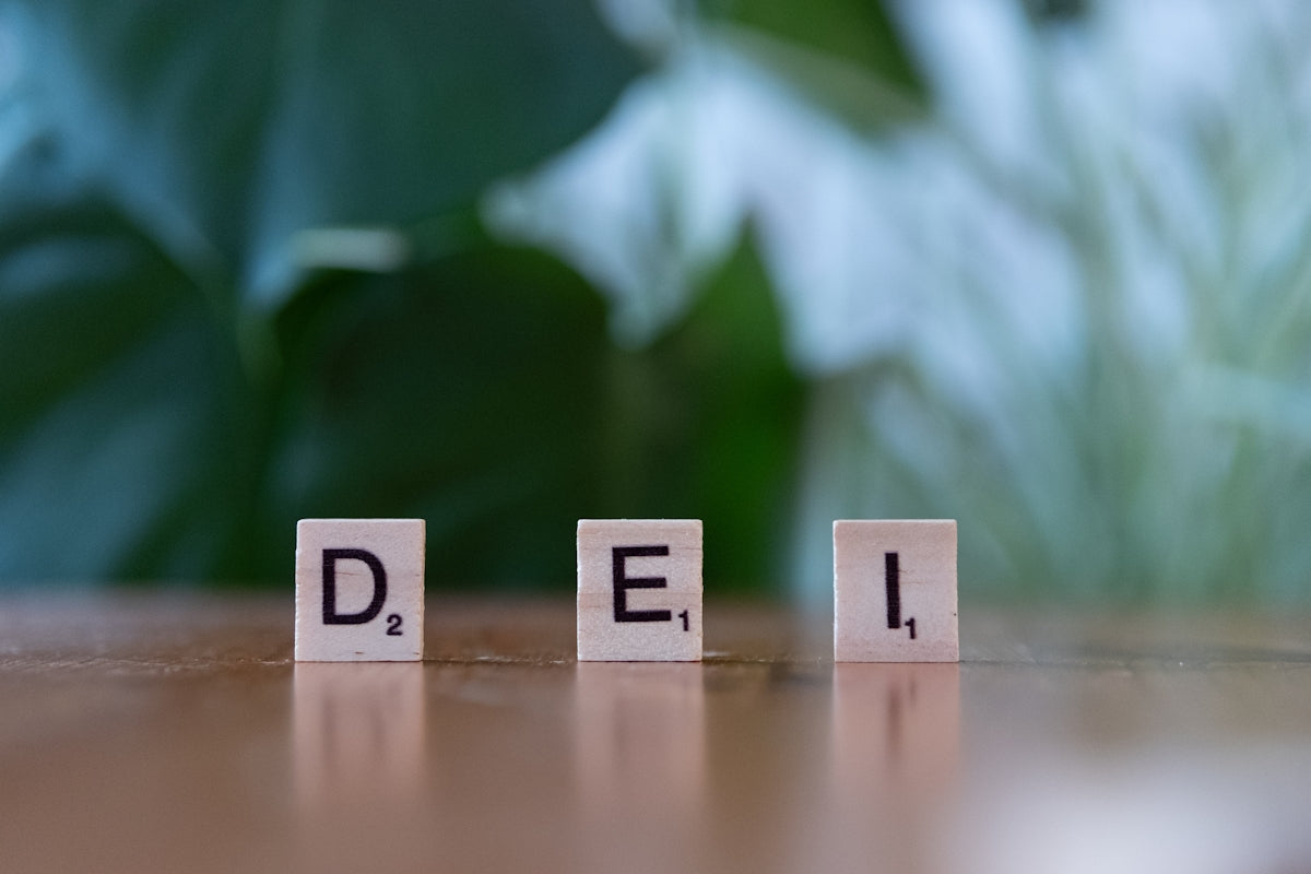 The word deli spelled with scrabble blocks on a table